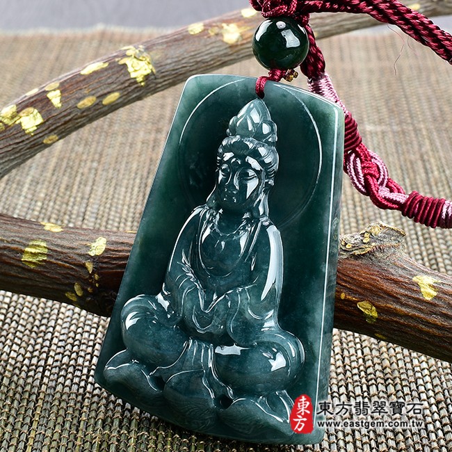 觀世音菩薩項鍊玉珮右側照片  翡翠觀世音菩薩項鍊玉珮（觀世音菩薩：觀世音菩薩牌A貨翡翠觀世音菩薩玉珮、觀世音菩薩玉墜）。翡翠觀世音菩薩，GY740。客製化訂做各種翡翠觀世音菩薩吊墜玉珮項鍊。★附A貨翡翠雙證書(產地:瓜地馬拉)