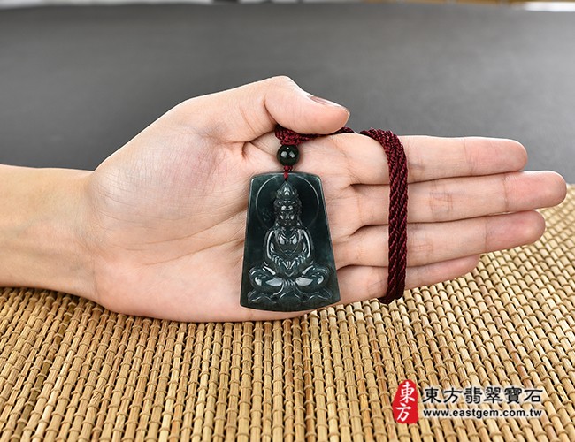 觀世音菩薩項鍊玉珮大小示意照片  翡翠觀世音菩薩項鍊玉珮（觀世音菩薩：觀世音菩薩牌A貨翡翠觀世音菩薩玉珮、觀世音菩薩玉墜）。翡翠觀世音菩薩，GY740。客製化訂做各種翡翠觀世音菩薩吊墜玉珮項鍊。★附A貨翡翠雙證書(產地:瓜地馬拉)