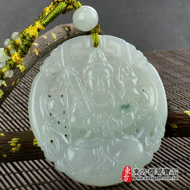 虛空藏菩薩項鍊玉珮左側照片  翡翠虛空藏菩薩項鍊玉珮（虛空藏菩薩：虛空藏菩薩牌A貨翡翠虛空藏菩薩玉珮、緬甸玉虛空藏菩薩玉墜）。白綠色糯種帶飄花虛空藏菩薩，GY758。客製化訂做各種翡翠虛空藏菩薩吊墜玉珮項鍊。★附A貨翡翠雙證書