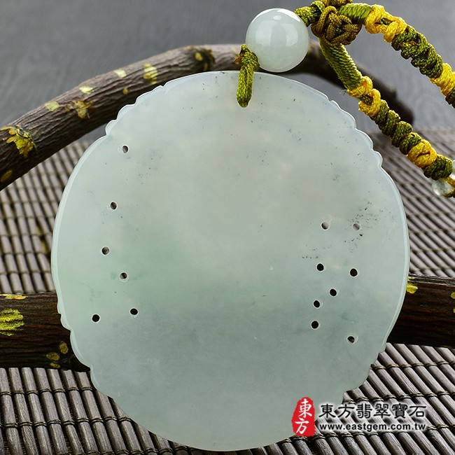 虛空藏菩薩項鍊玉珮背面照片  翡翠虛空藏菩薩項鍊玉珮（虛空藏菩薩：虛空藏菩薩牌A貨翡翠虛空藏菩薩玉珮、緬甸玉虛空藏菩薩玉墜）。白綠色糯種帶飄花虛空藏菩薩，GY758。客製化訂做各種翡翠虛空藏菩薩吊墜玉珮項鍊。★附A貨翡翠雙證書