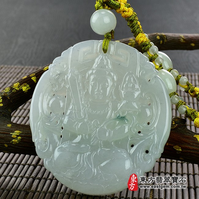 虛空藏菩薩項鍊玉珮右側照片  翡翠虛空藏菩薩項鍊玉珮（虛空藏菩薩：虛空藏菩薩牌A貨翡翠虛空藏菩薩玉珮、緬甸玉虛空藏菩薩玉墜）。白綠色糯種帶飄花虛空藏菩薩，GY758。客製化訂做各種翡翠虛空藏菩薩吊墜玉珮項鍊。★附A貨翡翠雙證書