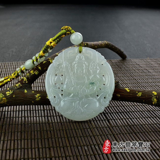 虛空藏菩薩項鍊玉珮情境照片  翡翠虛空藏菩薩項鍊玉珮（虛空藏菩薩：虛空藏菩薩牌A貨翡翠虛空藏菩薩玉珮、緬甸玉虛空藏菩薩玉墜）。白綠色糯種帶飄花虛空藏菩薩，GY758。客製化訂做各種翡翠虛空藏菩薩吊墜玉珮項鍊。★附A貨翡翠雙證書