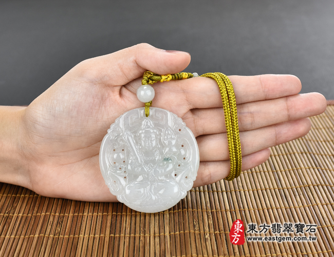 虛空藏菩薩項鍊玉珮大小示意照片  翡翠虛空藏菩薩項鍊玉珮（虛空藏菩薩：虛空藏菩薩牌A貨翡翠虛空藏菩薩玉珮、緬甸玉虛空藏菩薩玉墜）。白綠色糯種帶飄花虛空藏菩薩，GY758。客製化訂做各種翡翠虛空藏菩薩吊墜玉珮項鍊。★附A貨翡翠雙證書