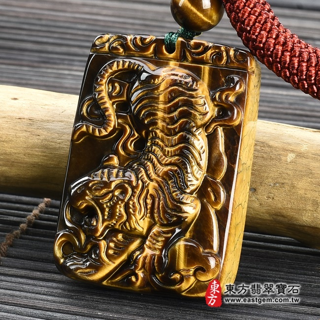 黃虎眼石虎項鍊玉珮右側照片 黃虎眼石虎項鍊玉珮（虎虎生風：虎牌黃虎眼石虎玉珮、黃虎眼石虎玉墜、虎十二生肖項鍊）。黃虎眼石虎，TR050。客製化訂做各種黃虎眼石虎吊墜玉珮項鍊。★東方翡翠寶石保證卡