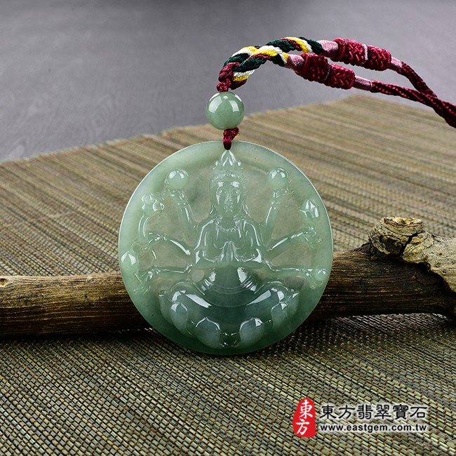 千手觀音項鍊玉珮情境照片  翡翠千手觀音項鍊玉珮（千手觀音：千手觀音牌A貨翡翠千手觀音玉珮、緬甸玉千手觀音玉墜）。綠色糯冰種油青千手觀音，LH095。客製化訂做各種翡翠千手觀音吊墜玉珮項鍊。★附A貨翡翠雙證書