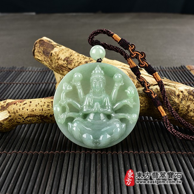 千手觀音項鍊玉珮情境照片  翡翠千手觀音項鍊玉珮（千手觀音：千手觀音牌A貨翡翠千手觀音玉珮、緬甸玉千手觀音玉墜）。綠色糯種千手觀音，LH096。客製化訂做各種翡翠千手觀音吊墜玉珮項鍊。★附A貨翡翠雙證書