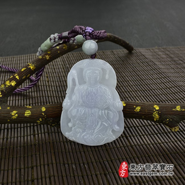 地母娘娘項鍊玉珮情境照片  翡翠地母娘娘項鍊玉珮（地母元君：地母娘娘牌A貨翡翠地母娘娘玉珮、緬甸玉地母娘娘玉墜）。糯種帶淡紫羅蘭地母娘娘，QN016。客製化訂做各種翡翠地母娘娘吊墜玉珮項鍊。★附A貨翡翠雙證書