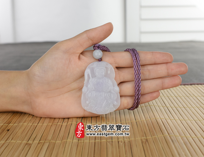 地母娘娘項鍊玉珮大小示意照片  翡翠地母娘娘項鍊玉珮（地母元君：地母娘娘牌A貨翡翠地母娘娘玉珮、緬甸玉地母娘娘玉墜）。糯種帶淡紫羅蘭地母娘娘，QN016。客製化訂做各種翡翠地母娘娘吊墜玉珮項鍊。★附A貨翡翠雙證書