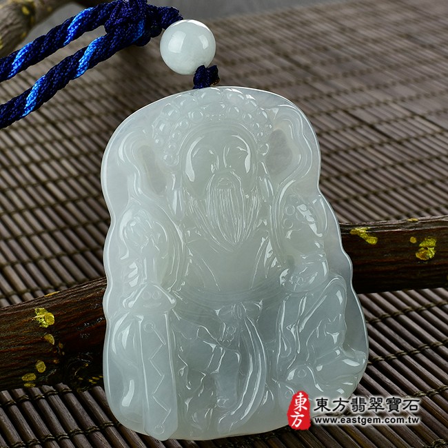 玄天上帝項鍊玉珮左側照片  翡翠玄天上帝項鍊玉珮（玄天上帝：玄天上帝牌A貨翡翠玄天上帝玉珮、緬甸玉玄天上帝玉墜）。淡綠糯種玄天上帝，ST030。客製化訂做各種翡翠玄天上帝吊墜玉珮項鍊。★附A貨翡翠雙證書