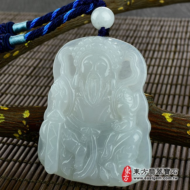玄天上帝項鍊玉珮右側照片  翡翠玄天上帝項鍊玉珮（玄天上帝：玄天上帝牌A貨翡翠玄天上帝玉珮、緬甸玉玄天上帝玉墜）。淡綠糯種玄天上帝，ST030。客製化訂做各種翡翠玄天上帝吊墜玉珮項鍊。★附A貨翡翠雙證書
