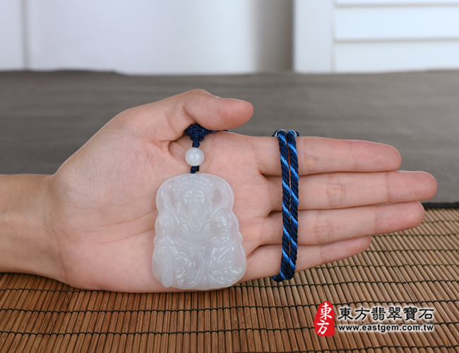 玄天上帝項鍊玉珮大小示意照片  翡翠玄天上帝項鍊玉珮（玄天上帝：玄天上帝牌A貨翡翠玄天上帝玉珮、緬甸玉玄天上帝玉墜）。淡綠糯種玄天上帝，ST030。客製化訂做各種翡翠玄天上帝吊墜玉珮項鍊。★附A貨翡翠雙證書