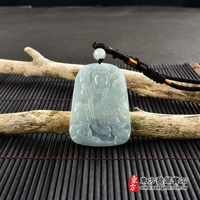 哪吒三太子項鍊玉珮情境照片  翡翠哪吒三太子項鍊玉珮（中壇元帥、哪吒：哪吒三太子牌A貨翡翠三太子玉珮、緬甸玉哪吒三太子玉墜）。綠色油青糯種三太子，TT060。客製化訂做各種翡翠哪吒三太子吊墜玉珮項鍊。★附A貨翡翠雙證書