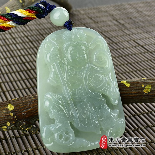 哪吒三太子項鍊玉珮左側照片  翡翠哪吒三太子項鍊玉珮（中壇元帥、哪吒：哪吒三太子牌A貨翡翠三太子玉珮、緬甸玉哪吒三太子玉墜）。綠色糯種三太子，TT061。客製化訂做各種翡翠哪吒三太子吊墜玉珮項鍊。★附A貨翡翠雙證書