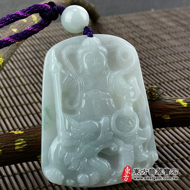哪吒三太子項鍊玉珮左側照片  翡翠乘龍三太子項鍊玉珮（中壇元帥、哪吒、乘龍三太子：哪吒三太子牌A貨翡翠三太子玉珮、緬甸玉哪吒三太子玉墜）。綠色糯種三太子，TT064。客製化訂做各種翡翠哪吒三太子吊墜玉珮項鍊。★附A貨翡翠雙證書