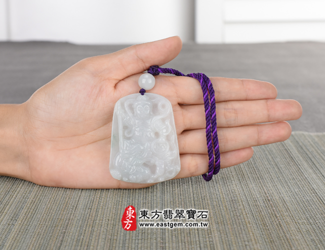 哪吒三太子項鍊玉珮大小示意照片  翡翠乘龍三太子項鍊玉珮（中壇元帥、哪吒、乘龍三太子：哪吒三太子牌A貨翡翠三太子玉珮、緬甸玉哪吒三太子玉墜）。綠色糯種三太子，TT064。客製化訂做各種翡翠哪吒三太子吊墜玉珮項鍊。★附A貨翡翠雙證書