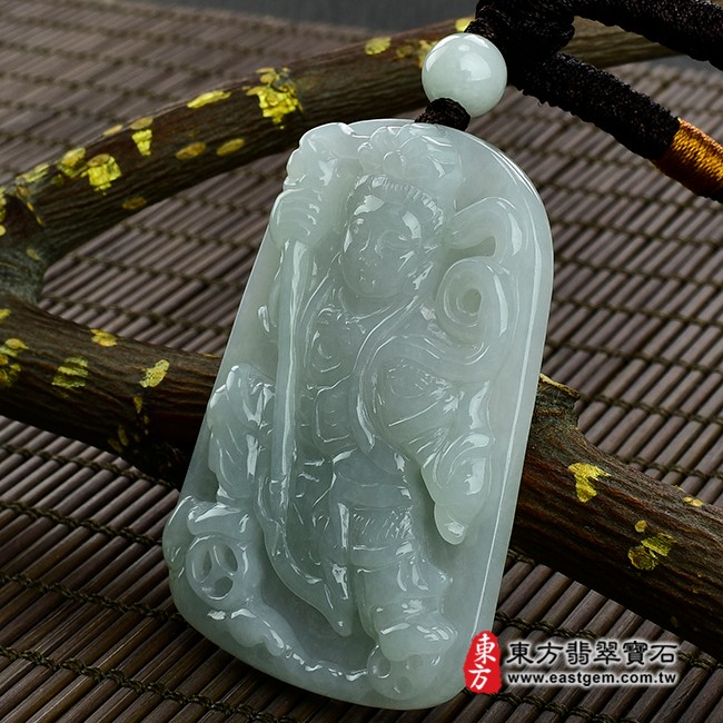哪吒三太子項鍊玉珮右側照片  翡翠哪吒三太子項鍊玉珮（中壇元帥、哪吒：哪吒三太子牌A貨翡翠三太子玉珮、緬甸玉哪吒三太子玉墜）。淡綠色糯種三太子，TT070。客製化訂做各種翡翠哪吒三太子吊墜玉珮項鍊。★附A貨翡翠雙證書