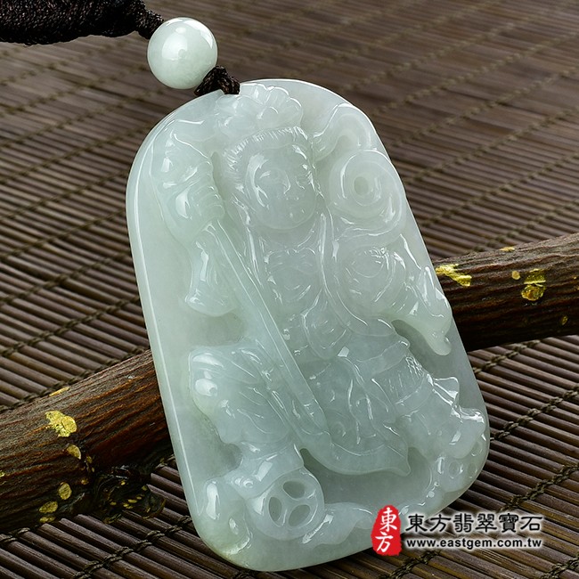 哪吒三太子項鍊玉珮左側照片  翡翠哪吒三太子項鍊玉珮（中壇元帥、哪吒：哪吒三太子牌A貨翡翠三太子玉珮、緬甸玉哪吒三太子玉墜）。淡綠色糯種三太子，TT070。客製化訂做各種翡翠哪吒三太子吊墜玉珮項鍊。★附A貨翡翠雙證書