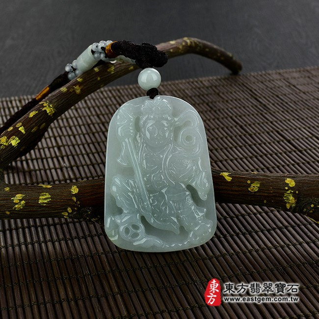 哪吒三太子項鍊玉珮情境照片  翡翠哪吒三太子項鍊玉珮（中壇元帥、哪吒：哪吒三太子牌A貨翡翠三太子玉珮、緬甸玉哪吒三太子玉墜）。淡綠色糯種三太子，TT070。客製化訂做各種翡翠哪吒三太子吊墜玉珮項鍊。★附A貨翡翠雙證書