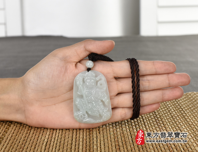 哪吒三太子項鍊玉珮大小示意照片  翡翠哪吒三太子項鍊玉珮（中壇元帥、哪吒：哪吒三太子牌A貨翡翠三太子玉珮、緬甸玉哪吒三太子玉墜）。淡綠色糯種三太子，TT070。客製化訂做各種翡翠哪吒三太子吊墜玉珮項鍊。★附A貨翡翠雙證書