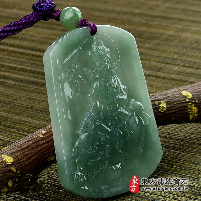 文殊菩薩項鍊玉珮左側照片  翡翠文殊菩薩項鍊玉珮（文殊菩薩：文殊菩薩牌A貨翡翠文殊菩薩玉珮、緬甸玉文殊菩薩玉墜）。淡綠色糯種文殊菩薩，WS069。客製化訂做各種翡翠文殊菩薩吊墜玉珮項鍊。★附A貨翡翠雙證書