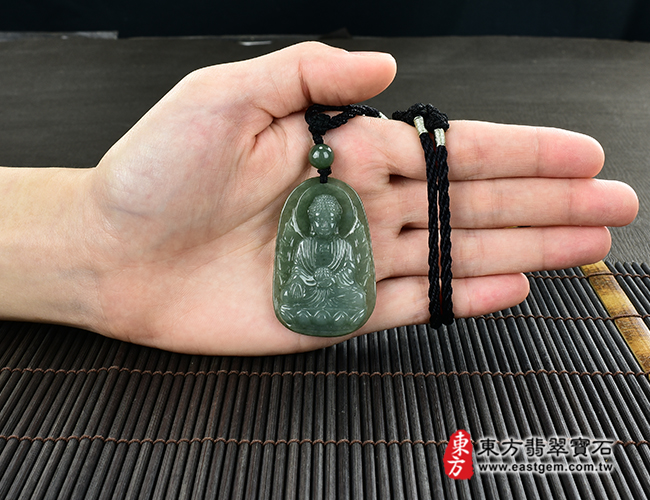 阿彌陀佛項鍊玉珮大小示意照片  翡翠阿彌陀佛項鍊玉珮（阿彌陀佛：阿彌陀佛牌A貨翡翠阿彌陀佛玉珮、緬甸玉阿彌陀佛玉墜）。綠色糯種阿彌陀佛，FD458。客製化訂做各種翡翠阿彌陀佛吊墜玉珮項鍊。★附A貨翡翠雙證書