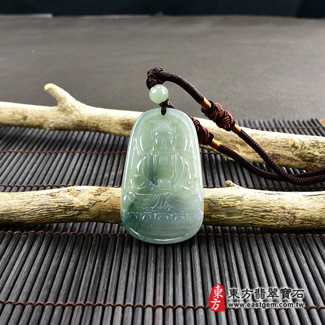 阿彌陀佛項鍊玉珮情境照片  翡翠阿彌陀佛項鍊玉珮（阿彌陀佛：阿彌陀佛牌A貨翡翠阿彌陀佛玉珮、緬甸玉阿彌陀佛玉墜）。綠色糯種帶飄花阿彌陀佛，FD463。客製化訂做各種翡翠阿彌陀佛吊墜玉珮項鍊。★附A貨翡翠雙證書