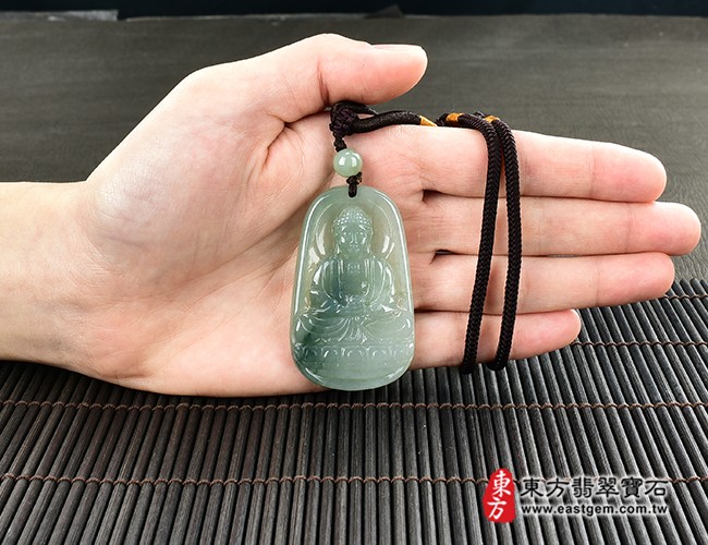 阿彌陀佛項鍊玉珮大小示意照片  翡翠阿彌陀佛項鍊玉珮（阿彌陀佛：阿彌陀佛牌A貨翡翠阿彌陀佛玉珮、緬甸玉阿彌陀佛玉墜）。綠色糯種帶飄花阿彌陀佛，FD463。客製化訂做各種翡翠阿彌陀佛吊墜玉珮項鍊。★附A貨翡翠雙證書