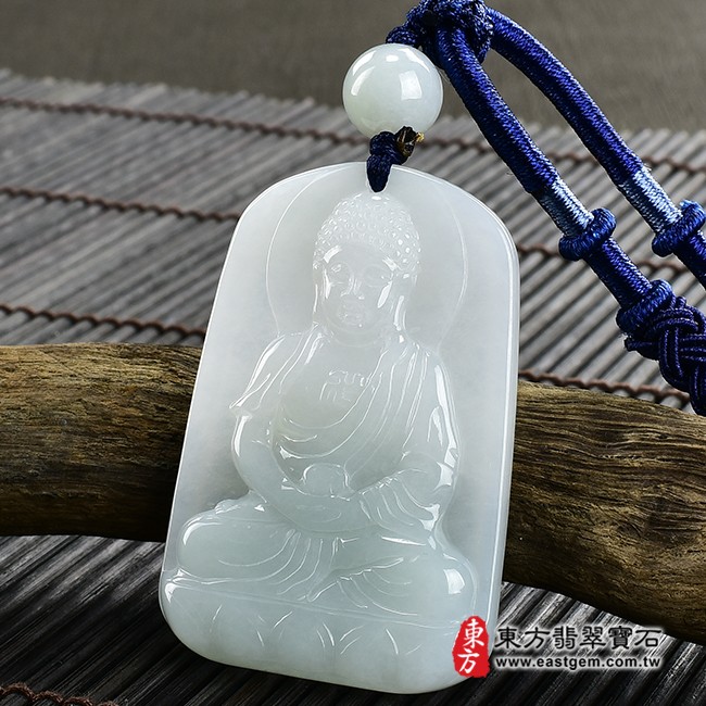 阿彌陀佛項鍊玉珮右側照片  翡翠阿彌陀佛項鍊玉珮（阿彌陀佛：阿彌陀佛牌A貨翡翠阿彌陀佛玉珮、緬甸玉阿彌陀佛玉墜）。淡綠色糯種阿彌陀佛，FD464。客製化訂做各種翡翠阿彌陀佛吊墜玉珮項鍊。★附A貨翡翠雙證書
