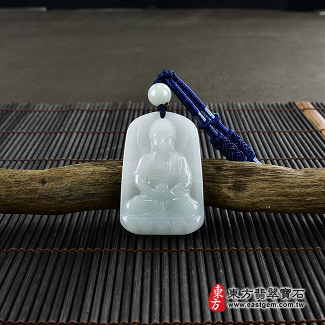 阿彌陀佛項鍊玉珮情境照片  翡翠阿彌陀佛項鍊玉珮（阿彌陀佛：阿彌陀佛牌A貨翡翠阿彌陀佛玉珮、緬甸玉阿彌陀佛玉墜）。淡綠色糯種阿彌陀佛，FD464。客製化訂做各種翡翠阿彌陀佛吊墜玉珮項鍊。★附A貨翡翠雙證書
