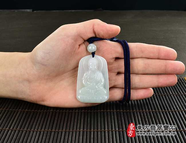 阿彌陀佛項鍊玉珮大小示意照片  翡翠阿彌陀佛項鍊玉珮（阿彌陀佛：阿彌陀佛牌A貨翡翠阿彌陀佛玉珮、緬甸玉阿彌陀佛玉墜）。淡綠色糯種阿彌陀佛，FD464。客製化訂做各種翡翠阿彌陀佛吊墜玉珮項鍊。★附A貨翡翠雙證書