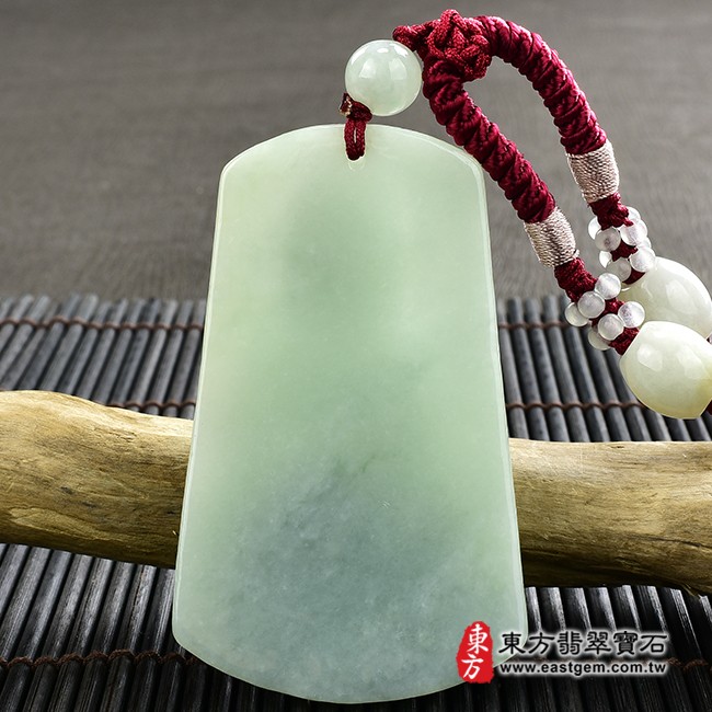 觀音項鍊玉珮背面照片  翡翠觀音項鍊玉珮（觀世音菩薩：觀音牌A貨翡翠觀音玉珮、緬甸玉觀音玉墜）。淡綠色糯種觀音，GY1179。客製化訂做各種翡翠觀音吊墜玉珮項鍊。★附A貨翡翠雙證書