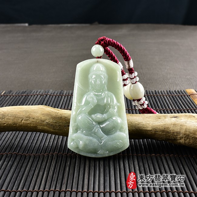觀音項鍊玉珮情境照片  翡翠觀音項鍊玉珮（觀世音菩薩：觀音牌A貨翡翠觀音玉珮、緬甸玉觀音玉墜）。淡綠色糯種觀音，GY1179。客製化訂做各種翡翠觀音吊墜玉珮項鍊。★附A貨翡翠雙證書