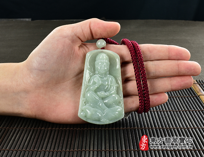 觀音項鍊玉珮大小示意照片  翡翠觀音項鍊玉珮（觀世音菩薩：觀音牌A貨翡翠觀音玉珮、緬甸玉觀音玉墜）。淡綠色糯種觀音，GY1179。客製化訂做各種翡翠觀音吊墜玉珮項鍊。★附A貨翡翠雙證書