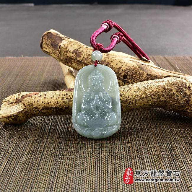 觀音項鍊玉珮情境照片  翡翠觀音項鍊玉珮（觀世音菩薩、合掌觀音：觀音牌A貨翡翠觀音玉珮、緬甸玉觀音玉墜）。綠色糯種觀音，GY1183。客製化訂做各種翡翠觀音吊墜玉珮項鍊。★附A貨翡翠雙證書