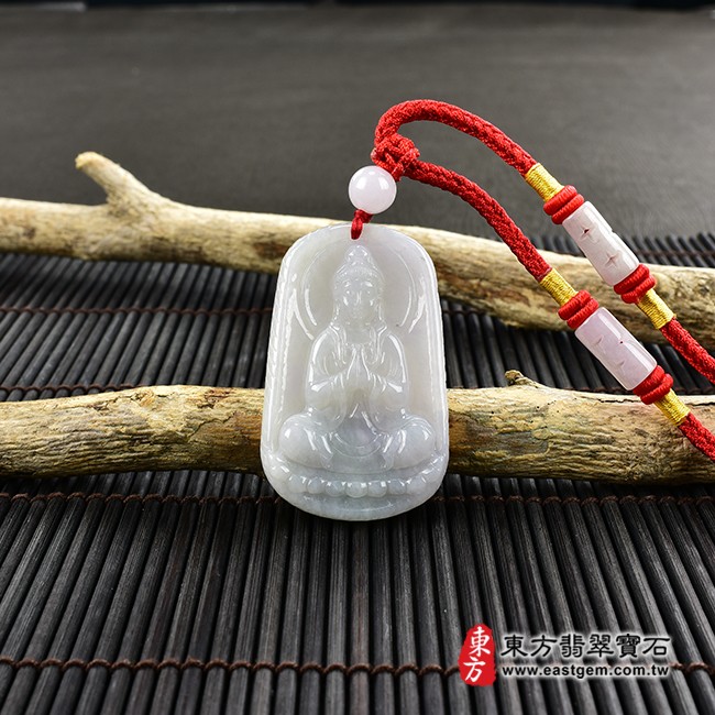 觀音項鍊玉珮情境照片  翡翠觀音項鍊玉珮（觀世音菩薩、合掌觀音：觀音牌A貨翡翠觀音玉珮、緬甸玉觀音玉墜）。白綠色糯種觀音，GY1185。客製化訂做各種翡翠觀音吊墜玉珮項鍊。★附A貨翡翠雙證書