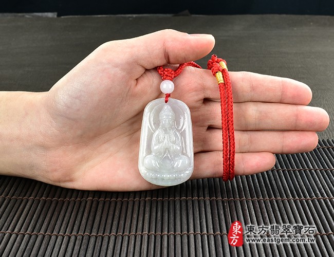 觀音項鍊玉珮大小示意照片  翡翠觀音項鍊玉珮（觀世音菩薩、合掌觀音：觀音牌A貨翡翠觀音玉珮、緬甸玉觀音玉墜）。白綠色糯種觀音，GY1185。客製化訂做各種翡翠觀音吊墜玉珮項鍊。★附A貨翡翠雙證書