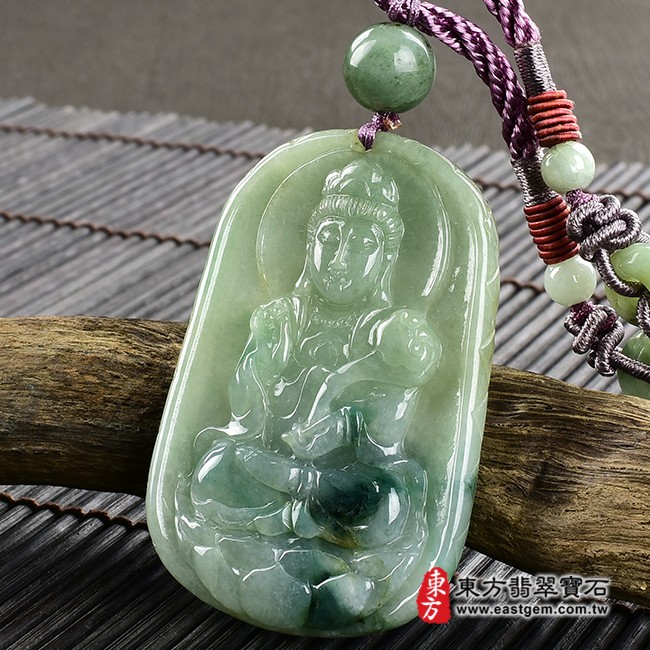 觀音項鍊玉珮右側照片  翡翠觀音項鍊玉珮（觀世音菩薩、如意觀音：觀音牌A貨翡翠觀音玉珮、緬甸玉觀音玉墜）。綠色糯種帶飄花觀音，GY1187。客製化訂做各種翡翠觀音吊墜玉珮項鍊。★附A貨翡翠雙證書