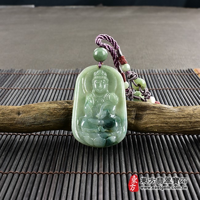 觀音項鍊玉珮情境照片  翡翠觀音項鍊玉珮（觀世音菩薩、如意觀音：觀音牌A貨翡翠觀音玉珮、緬甸玉觀音玉墜）。綠色糯種帶飄花觀音，GY1187。客製化訂做各種翡翠觀音吊墜玉珮項鍊。★附A貨翡翠雙證書