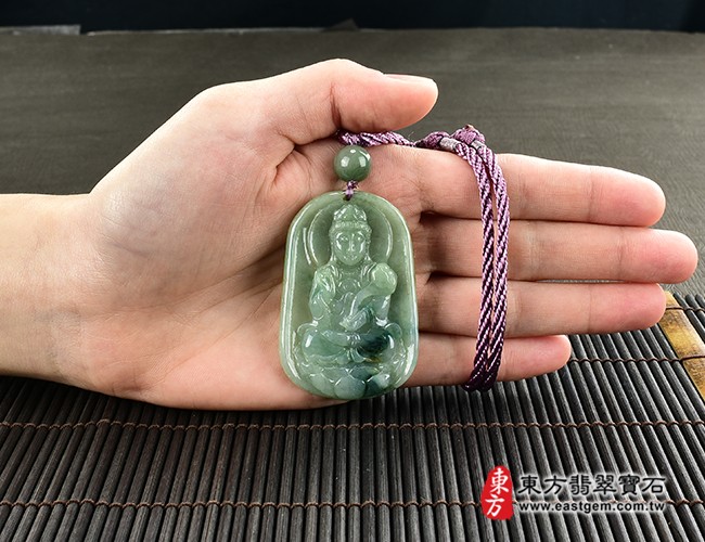 觀音項鍊玉珮大小示意照片  翡翠觀音項鍊玉珮（觀世音菩薩、如意觀音：觀音牌A貨翡翠觀音玉珮、緬甸玉觀音玉墜）。綠色糯種帶飄花觀音，GY1187。客製化訂做各種翡翠觀音吊墜玉珮項鍊。★附A貨翡翠雙證書