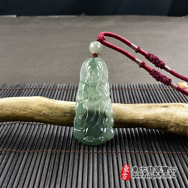 觀音項鍊玉珮情境照片  翡翠觀音項鍊玉珮（觀世音菩薩：觀音牌A貨翡翠觀音玉珮、緬甸玉觀音玉墜）。綠色糯種觀音，GY1189。客製化訂做各種翡翠觀音吊墜玉珮項鍊。★附A貨翡翠雙證書