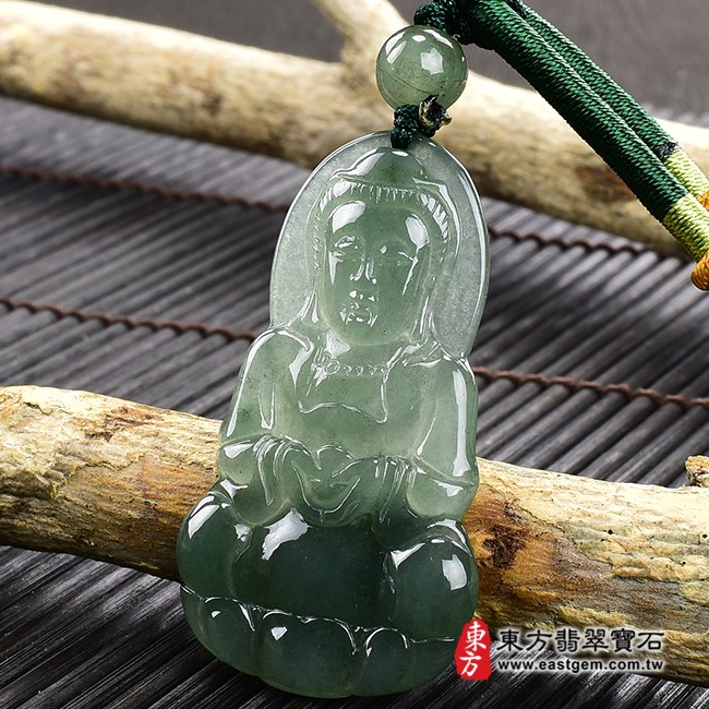 觀音項鍊玉珮右側照片  翡翠觀音項鍊玉珮（觀世音菩薩：觀音牌A貨翡翠觀音玉珮、緬甸玉觀音玉墜）。綠色糯種觀音，GY1190。客製化訂做各種翡翠觀音吊墜玉珮項鍊。★附A貨翡翠雙證書