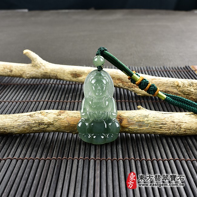 觀音項鍊玉珮情境照片  翡翠觀音項鍊玉珮（觀世音菩薩：觀音牌A貨翡翠觀音玉珮、緬甸玉觀音玉墜）。綠色糯種觀音，GY1190。客製化訂做各種翡翠觀音吊墜玉珮項鍊。★附A貨翡翠雙證書