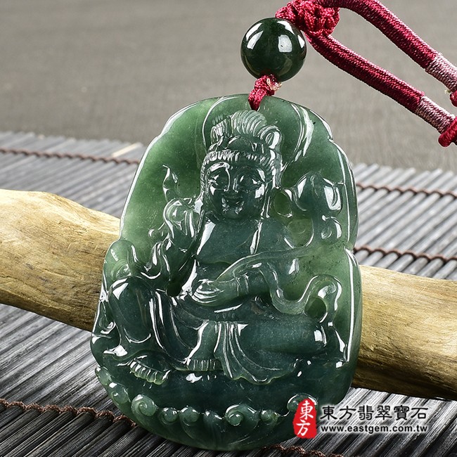 大勢至菩薩項鍊玉珮右側照片  翡翠大勢至菩薩項鍊玉珮（大勢至菩薩：大勢至菩薩牌A貨翡翠大勢至菩薩玉珮、緬甸玉大勢至菩薩玉墜）。綠色糯種油青大勢至菩薩，GY1197。客製化訂做各種翡翠大勢至菩薩吊墜玉珮項鍊。★附A貨翡翠雙證書