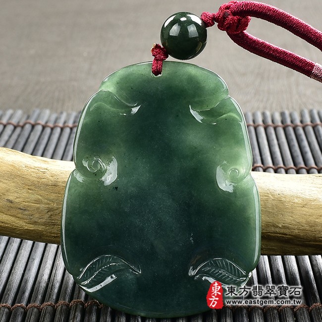 大勢至菩薩項鍊玉珮背面照片  翡翠大勢至菩薩項鍊玉珮（大勢至菩薩：大勢至菩薩牌A貨翡翠大勢至菩薩玉珮、緬甸玉大勢至菩薩玉墜）。綠色糯種油青大勢至菩薩，GY1197。客製化訂做各種翡翠大勢至菩薩吊墜玉珮項鍊。★附A貨翡翠雙證書