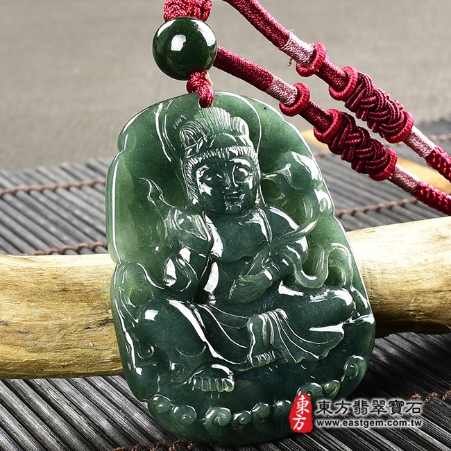 大勢至菩薩項鍊玉珮左側照片  翡翠大勢至菩薩項鍊玉珮（大勢至菩薩：大勢至菩薩牌A貨翡翠大勢至菩薩玉珮、緬甸玉大勢至菩薩玉墜）。綠色糯種油青大勢至菩薩，GY1197。客製化訂做各種翡翠大勢至菩薩吊墜玉珮項鍊。★附A貨翡翠雙證書