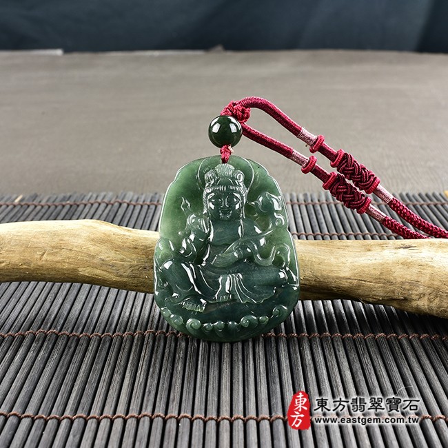 大勢至菩薩項鍊玉珮情境照片  翡翠大勢至菩薩項鍊玉珮（大勢至菩薩：大勢至菩薩牌A貨翡翠大勢至菩薩玉珮、緬甸玉大勢至菩薩玉墜）。綠色糯種油青大勢至菩薩，GY1197。客製化訂做各種翡翠大勢至菩薩吊墜玉珮項鍊。★附A貨翡翠雙證書