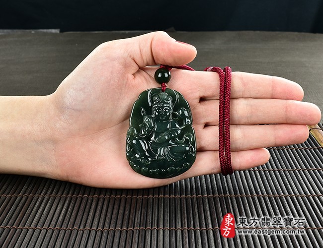 大勢至菩薩項鍊玉珮大小示意照片  翡翠大勢至菩薩項鍊玉珮（大勢至菩薩：大勢至菩薩牌A貨翡翠大勢至菩薩玉珮、緬甸玉大勢至菩薩玉墜）。綠色糯種油青大勢至菩薩，GY1197。客製化訂做各種翡翠大勢至菩薩吊墜玉珮項鍊。★附A貨翡翠雙證書
