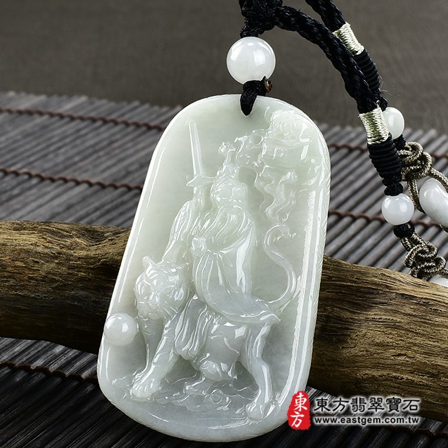 張天師項鍊玉珮右側照片   翡翠張天師項鍊玉珮（張天師：張天師牌A貨翡翠張天師玉珮、緬甸玉張天師玉墜）。淡綠色糯種張天師，KN123。客製化訂做各種翡翠張天師吊墜玉珮項鍊。★附A貨翡翠雙證書