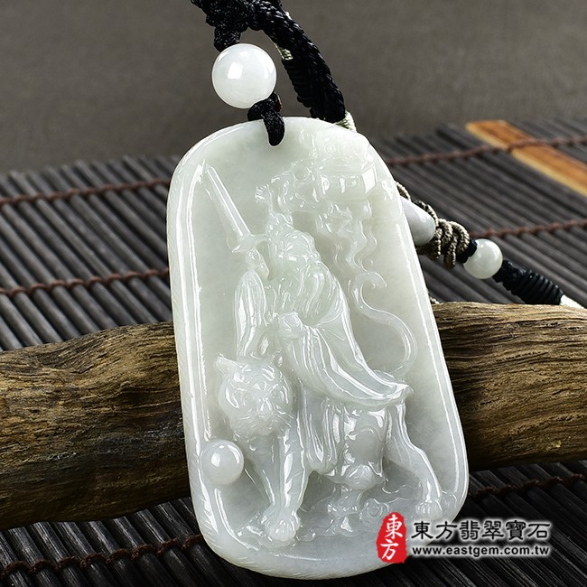 張天師項鍊玉珮左側照片   翡翠張天師項鍊玉珮（張天師：張天師牌A貨翡翠張天師玉珮、緬甸玉張天師玉墜）。淡綠色糯種張天師，KN123。客製化訂做各種翡翠張天師吊墜玉珮項鍊。★附A貨翡翠雙證書