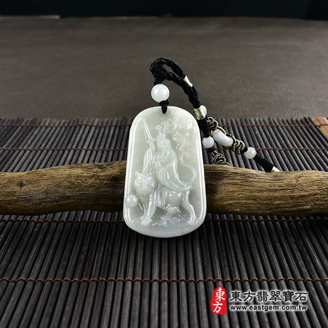  張天師項鍊玉珮情境照片   翡翠張天師項鍊玉珮（張天師：張天師牌A貨翡翠張天師玉珮、緬甸玉張天師玉墜）。淡綠色糯種張天師，KN123。客製化訂做各種翡翠張天師吊墜玉珮項鍊。★附A貨翡翠雙證書